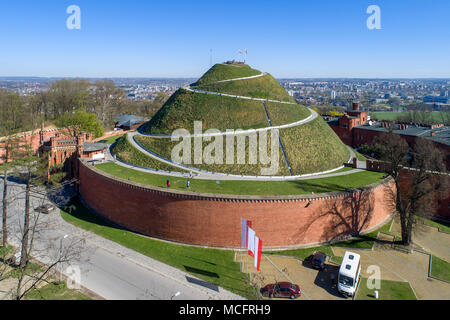 Tumulo di Kosciuszko (Kopiec Kościuszki). Punto di riferimento di Cracovia, in Polonia. Eretta nel 1823 per commemorare Tadeusz Kosciuszko. Circondato da una fortezza costruita da un Foto Stock