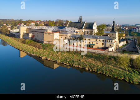 Cracovia in Polonia. Norbertine fenake convento, della chiesa e della riflessione nel fiume Vistola. Vista aerea nella luce di sunrise. Foto Stock