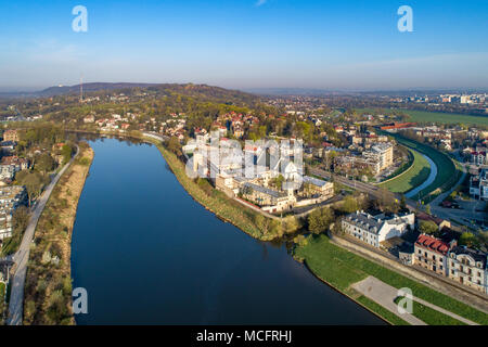 Cracovia in Polonia. Distretto Slawator con Norbertine convento, la chiesa, la Vistola e Rudawa fiumi e punto di vista lontano del tumulo di Kosciuszko. Foto aerea Foto Stock