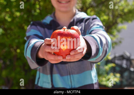 Giovane donna holding rossa fresca mela matura/ immagine concettuale di dieta e mangiare sano Foto Stock