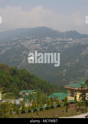 Gangtok, Sikkim, India , 17 aprile 2011 : La vista sul centro della città di Gangtok. Gangtok è la capitale del Sikkim stato in India. Foto Stock