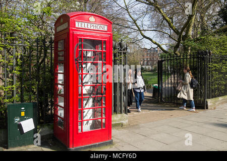 Un convertito opere Pod red K6 casella Telefono su Russell Square, Bloomsbury, London WC1, Regno Unito Foto Stock