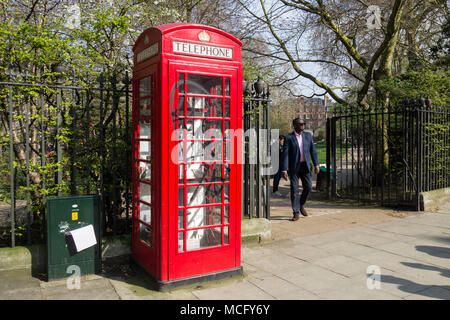 Un convertito opere Pod red K6 casella Telefono su Russell Square, Bloomsbury, London WC1, Regno Unito Foto Stock