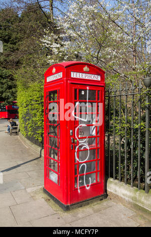 Un convertito opere Pod red K6 casella Telefono su Russell Square, Bloomsbury, London WC1, Regno Unito Foto Stock