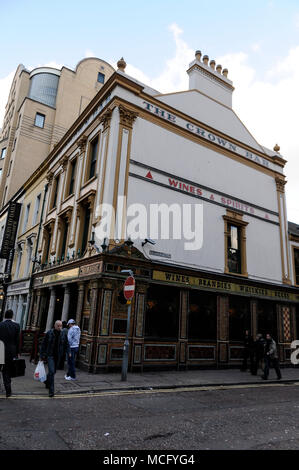 Il Crown Bar è di proprietà del National Trust di Belfast, Irlanda del Nord. Foto Stock