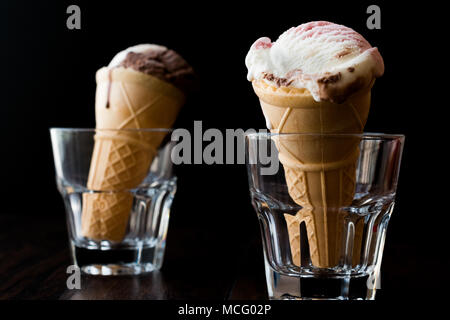 Il gelato in vetro con cono. Alimenti biologici. Foto Stock