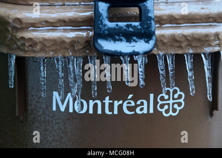 Montreal, Canada,16,Aprile,2018.Il contenitore di riciclaggio ricoperta di ghiaccio e grandine in giardino. Credit:Mario Beauregard/Alamy Live News Foto Stock