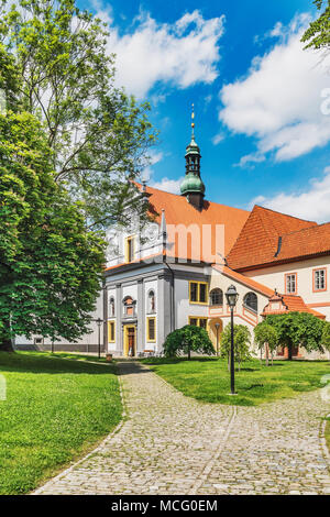 Il monastero minoritica con la Chiesa del Corpus Domini si trova a Cesky Krumlov, Boemia, Jihocesky kraj, Repubblica Ceca, Europa Foto Stock