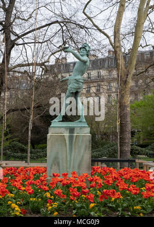 Una statua di un attore greco circondato da orange pappagallo tulipani nel giardino del Lussemburgo, Parigi, Francia, Europa Foto Stock