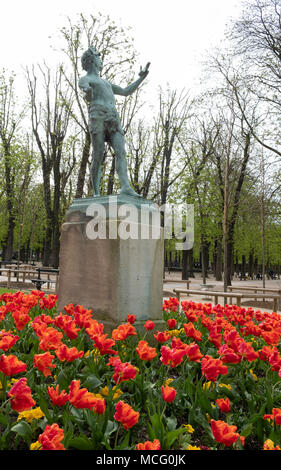 La statua di un attore greco circondato da orange pappagallo tulipani nel giardino del Lussemburgo, Parigi, Francia, Europa Foto Stock