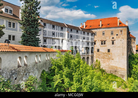 Il manto bridge è un multistoried ponte che attraversa il fossato del castello di Cesky Krumlov, Boemia, Jihocesky kraj, Repubblica Ceca, Europa Foto Stock