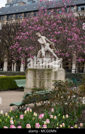Magnolie dietro una statua in marmo del Jardin du Palais Royal. Parigi, Francia, Europa Foto Stock