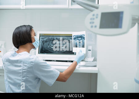 Dentista femmina tenendo un'immagine Foto Stock