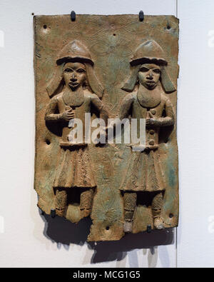 Berlino. Germania. Benin bronzi. Rappresentazione di un uomo portoghese, targa in ottone. Diciassettesimo Secolo. Dal royal court palace del Regno del Benin Foto Stock