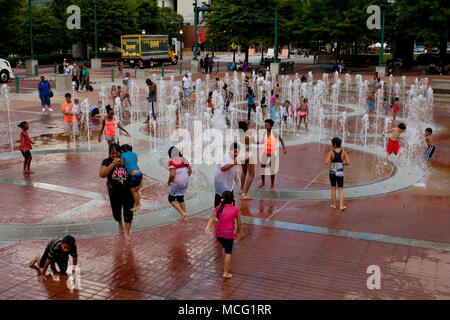 Atlanta, GA, Stati Uniti d'America - 6 Settembre 2014: Famiglie get soaking wet durante la riproduzione nella fontana a Centennial Park di Atlanta. Foto Stock