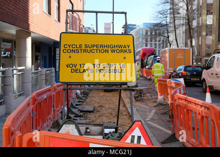 Il superhighway di ciclo di opere di costruzione segno e i lavoratori che operano su Clerkenwell Road a Londra REGNO UNITO KATHY DEWITT Foto Stock