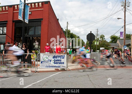 I ciclisti motion blur voce in giro come hanno giocato in Georgia Cup, un criterium evento su Agosto 2, 2014 a Duluth, GA. Foto Stock