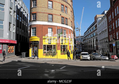 Ristorante vietnamita Ngon Ngon con appartamenti e flat per lasciare segno sopra shop on Clerkenwell Road a Londra England Regno Unito . KATHY DEWITT Foto Stock