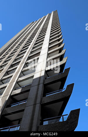 Verticale basso angolo vista esterna del Barbican Shakespeare Tower alto luogo appartamento di lusso blocco di appartamenti nella città di Londra UK KATHY DEWITT Foto Stock