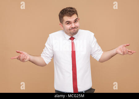 Imprenditore dire non lo so. La gente di affari concetto buone e cattive emozioni e sentimenti. Studio shot, isolato sulla luce sfondo marrone Foto Stock