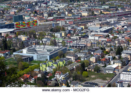 Un colpo del centro di Salisburgo in una bella giornata come la stagione turistica inizia a. Credito: reallifephotos/Alamy Foto Stock