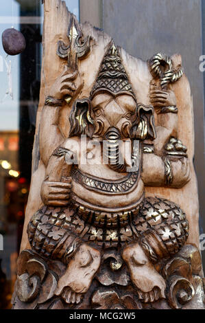 Scultura in legno dalla Tailandia dell'elefante indù-intitolata Dio Ganesh o Signore Ganesha, usualmente noto come Phra Phikanet in Thailandia Foto Stock