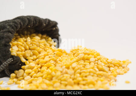 Pieno di Arhar o masoor Dhal o Toor Dal pisello di piccione in nero bagon sfondo isolato Foto Stock