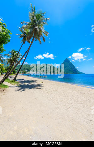 Paradise Beach a Soufriere baia con vista di Piton a piccola città Soufriere in Saint Lucia, tropicale isola dei Caraibi. Foto Stock