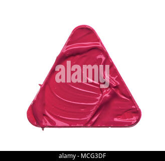 Trucco rosa cospargere di lip gloss isolati su sfondo bianco. Rossetto rosa texture nella forma di un triangolo isolati su sfondo bianco Foto Stock