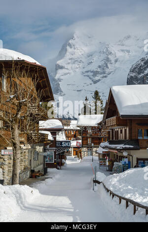 MURREN, Svizzera - 4 febbraio 2018: la strada principale del piccolo villaggio di Murren nelle Alpi Bernesi, Svizzera durante la stagione invernale del 2018. Village Foto Stock