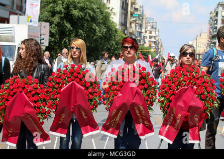 Salonicco, Grecia - 8 Maggio 2016: i cittadini e i rappresentanti di varie organizzazioni prendono parte al giorno di maggio sfilano per celebrare il international W Foto Stock