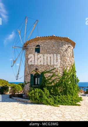 Tradizionale greco antico mulino a vento sul capo Skinari. L'isola di Zante, Grecia Foto Stock