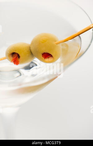 Una chiusura di una sporca martini con le olive. Foto Stock