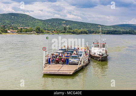 Vac, Ungheria. Luglio 16, 2017. Traghetti locali trasporti lungo fiume Danubio che trasportano persone da Vac città a Tahitotfalu, isola di Szentendre, Hunga Foto Stock