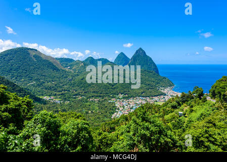 Gros e Petit Pitons vicino villaggio Soufriere sull isola dei Caraibi St Lucia - tropical e paradisiaco paesaggio paesaggio su Saint Lucia Foto Stock