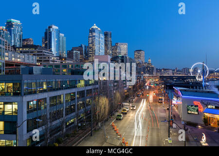 WA14394-00...WASHINGTON - Vista del Seattle Waterfront area dal cavalcavia pedonali attraversando Alaska modo al Molo 66. Foto Stock