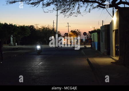 Viaggiare in Manaure, La Guajira, Colombia / Vajando por Manaure, La Guajira, Colombia. Foto Stock