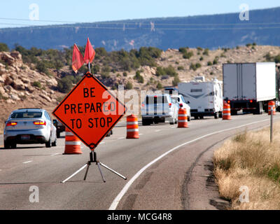 Andando verso ovest, i turisti a riempire le strade e le autostrade devono essere deformati. Come sono al lavoro per aggiungere corsia supplementare sulla US Highway 191 tra il Parco Nazionale Arches e il Parco Nazionale di Canyonlands. Foto Stock