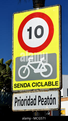 10 km segno di traffico Senda Ciclable - Prioridad Peaton - Percorso ciclabili - Priorità Peaton Benidorm località balneare sulla costa orientale della Spagna, parte della regione di Valencia la famosa Costa Blanca. Spagna, Spagnolo. Foto Stock