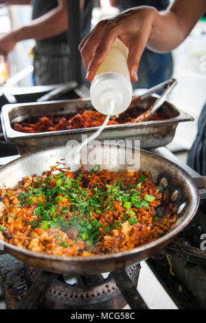 Cerdo adobado y arroz frito con kimchi (carne di maiale adobada con kimchi riso fritto) essendo cotti Don Ramen, Telefónica Gastro Park Tijuana, Baja California, Foto Stock