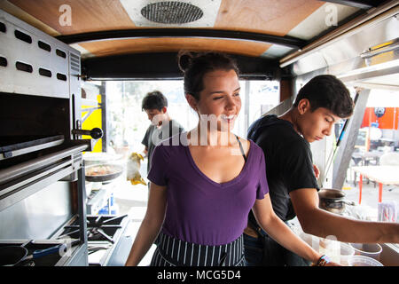 Adria Montaño, chef, la cottura nel suo foodtruck Don Ramen, Telefónica Gastro Park Tijuana, Baja California, Messico Foto Stock