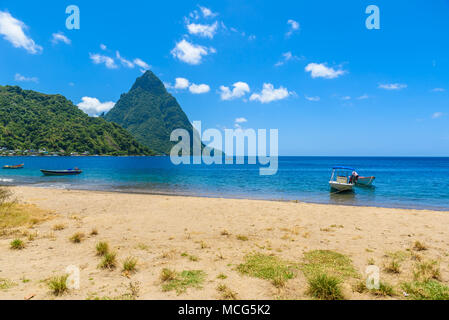 Paradise Beach a Soufriere baia con vista di Piton a piccola città Soufriere in Saint Lucia, tropicale isola dei Caraibi. Foto Stock