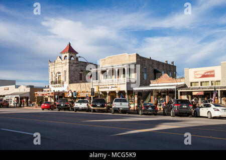 FREDERIKSBURG, TEXAS - 19 novembre 2017 - La strada principale di Frederiksburg, Texas, noto anche come "Magic Mile', con negozi al dettaglio e persone Foto Stock