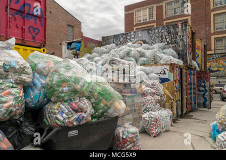 Migliaia di bottiglie e lattine attendono pick-up da distributori al sicuro possiamo no-profit redenzione nel centro del quartiere Bushwick di Brooklyn a New York Sabato, 7 aprile 2018. Aziende conserviere da tutto Brooklyn utilizzare questo centro per ordinare i loro reperti e riscattare il deposito di denaro. I sacchetti di lattine vengono memorizzati fino a quando non vi sono sufficienti a riempire un rimorchio di un trattore da ogni singolo distributore che è responsabile per il prelievo. (©ÊRichard B. Levine) Foto Stock