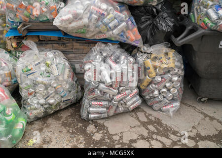 Migliaia di bottiglie e lattine attendono pick-up da distributori al sicuro possiamo no-profit redenzione nel centro del quartiere Bushwick di Brooklyn a New York Sabato, 7 aprile 2018. Aziende conserviere da tutto Brooklyn utilizzare questo centro per ordinare i loro reperti e riscattare il deposito di denaro. I sacchetti di lattine vengono memorizzati fino a quando non vi sono sufficienti a riempire un rimorchio di un trattore da ogni singolo distributore che è responsabile per il prelievo. (©ÊRichard B. Levine) Foto Stock