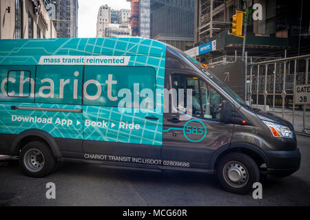 Un carro ride servizio di condivisione di van nella parte inferiore di Manhattan a New York domenica 8 aprile 2018. Il cosiddetto servizio navetta su richiesta servizio è di proprietà di Ford e viene considerato un possibile candidato per veicoli autonomi. (Â© Richard B. Levine) Foto Stock