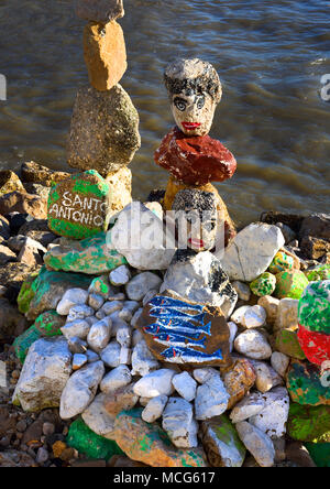 Arte sul Fiume Tagus waterfront promenade caffetterie e relax, Lisbona - Lisboa, Portogallo portoghese. Foto Stock