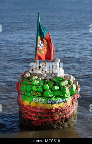 Arte sul Fiume Tagus waterfront promenade caffetterie e relax, Lisbona - Lisboa, Portogallo portoghese. Foto Stock