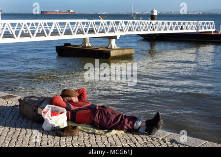 Dormire, Wanderer, Fiume Tagus waterfront promenade caffetterie e relax, Lisbona - Lisboa, Portogallo portoghese. Foto Stock