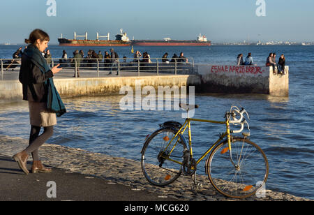 Fiume Tagus waterfront promenade caffetterie e relax, Lisbona - Lisboa, Portogallo portoghese. Foto Stock